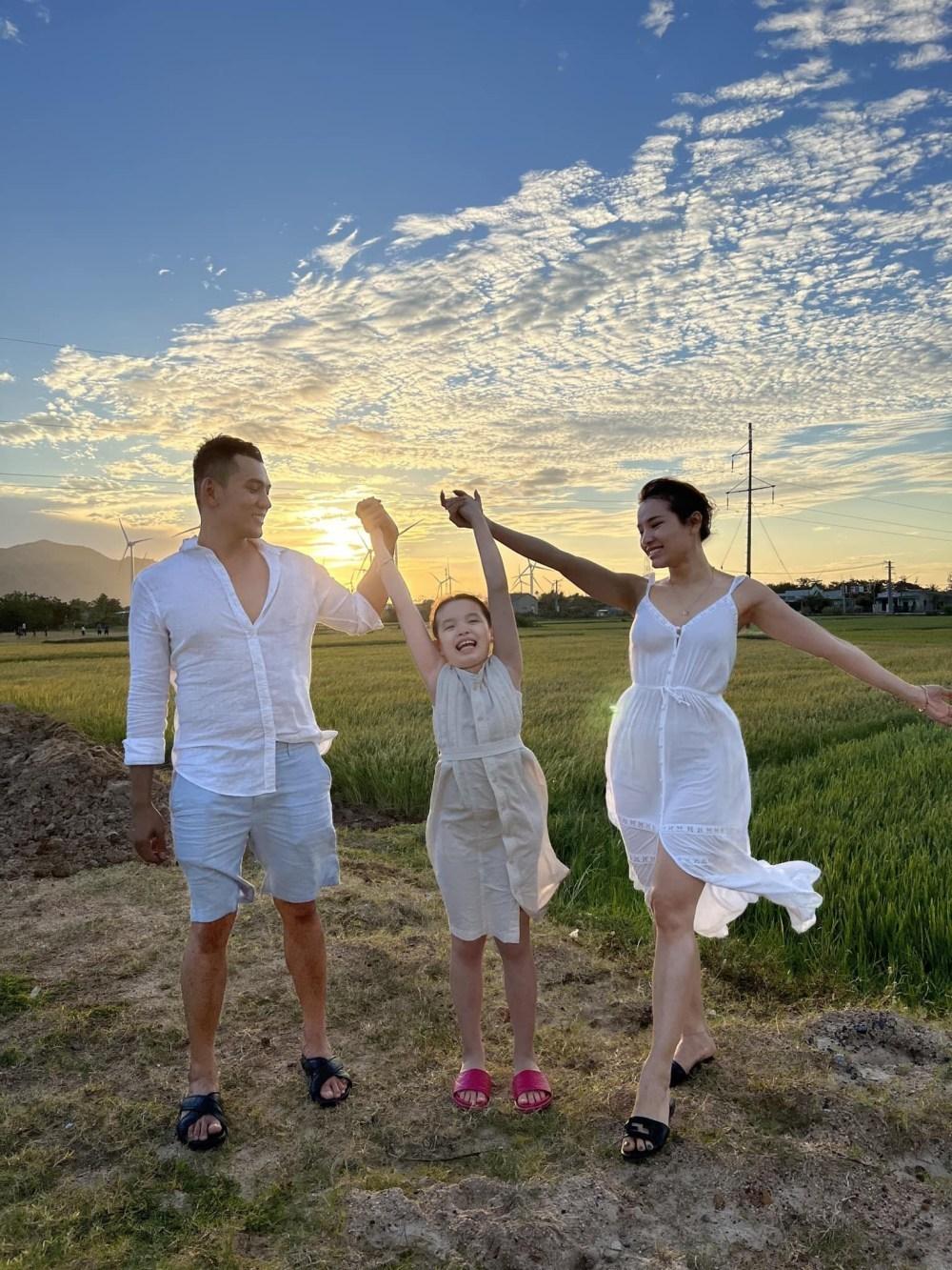 Gia đình lên đồ ton-sur-ton chụp hình vui vẻ.