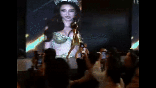 Thuy Tien and 3 Miss Grand Viet compete on the catwalk with 10 Miss Grand Thai-3