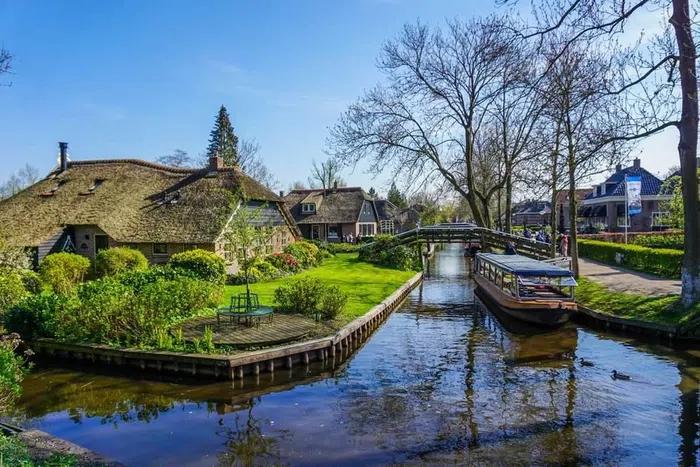 This June, let's explore the most beautiful village in the Netherlands-2