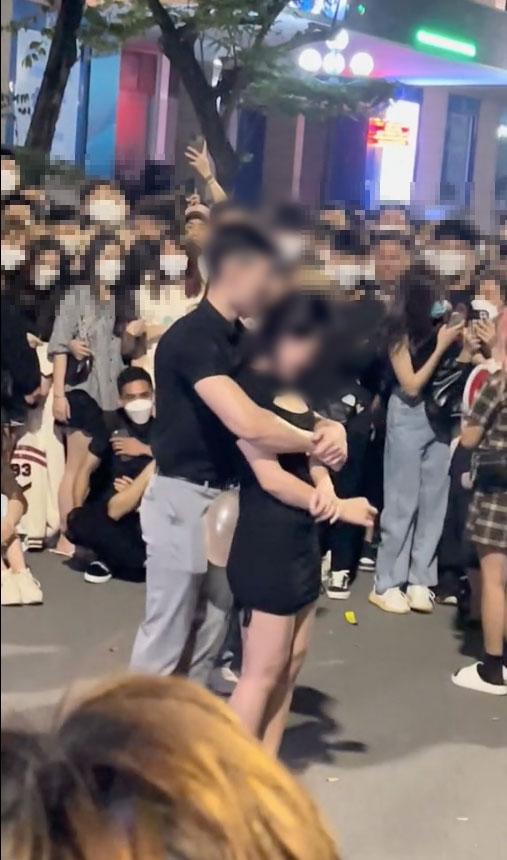 Cặp nam nữ gây sốc chơi trò nhạy cảm ở phố đi bộ Hà Nội-1