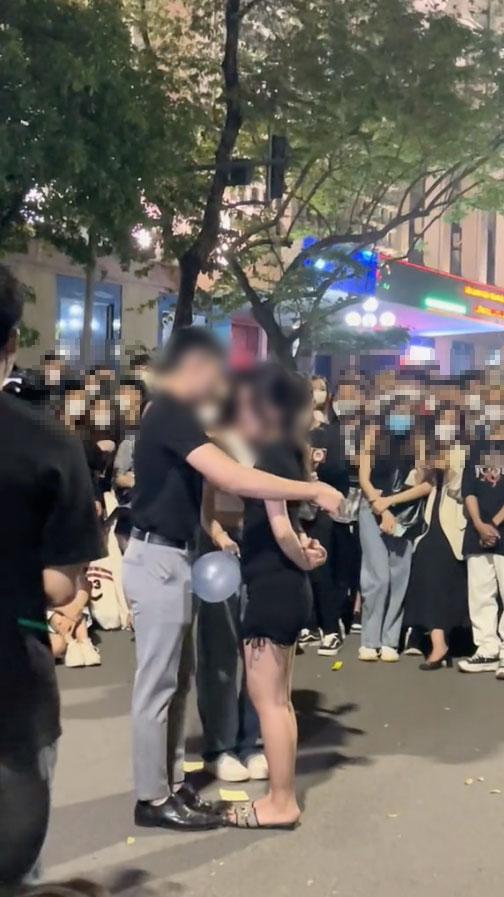 Cặp nam nữ gây sốc chơi trò nhạy cảm ở phố đi bộ Hà Nội-3