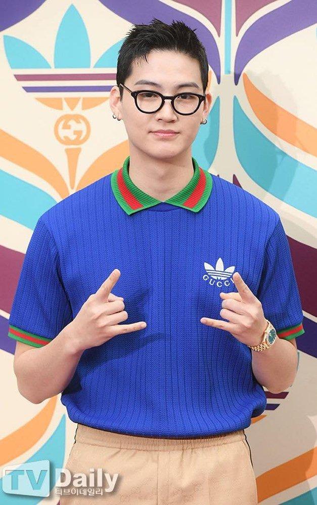 JB (trưởng nhóm GOT7) được khen sở hữu vóc dáng cân đối, hợp với nhiều loại trang phục khác nhau.