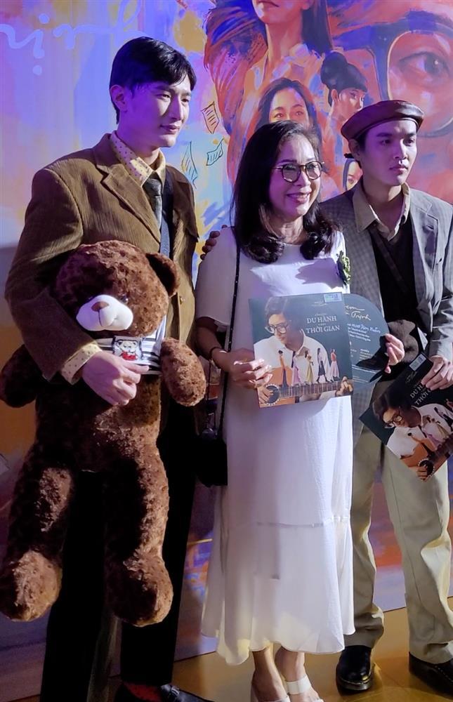 Nhã Phương thanh lịch, Dược sĩ Tiến mang thú bông đi xem phim Trịnh-4