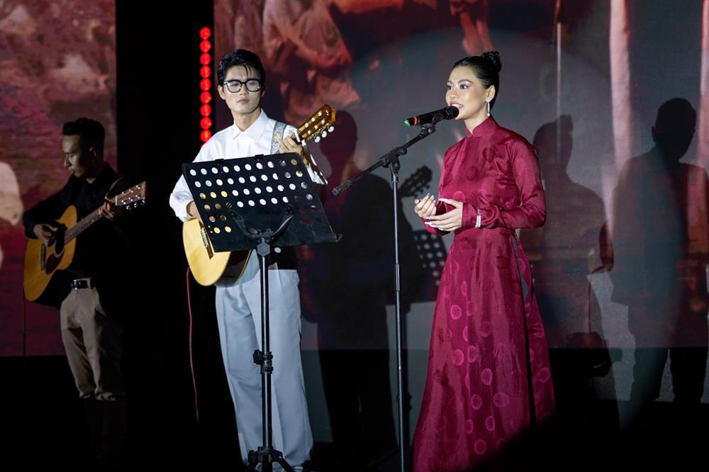 Nhã Phương thanh lịch, Dược sĩ Tiến mang thú bông đi xem phim Trịnh-7