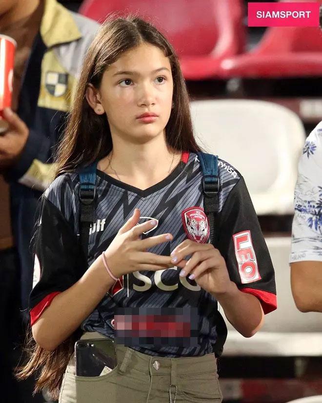 Vốn sở hữu ngoại hình sáng lại là em trai chàng thủ môn nổi tiếng nên hiện trang cá nhân của cô bạn có 20.000 người theo dõi.