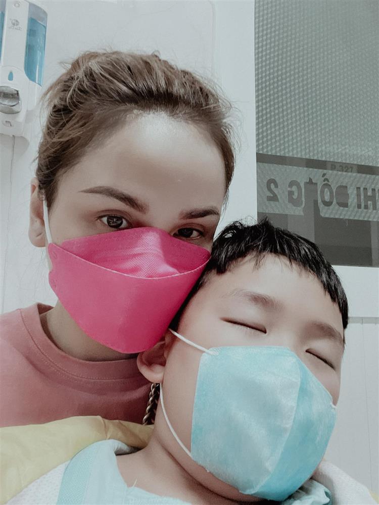 Diem Huong - Quang Huy took his child to the hospital amid rumors of his private life-1