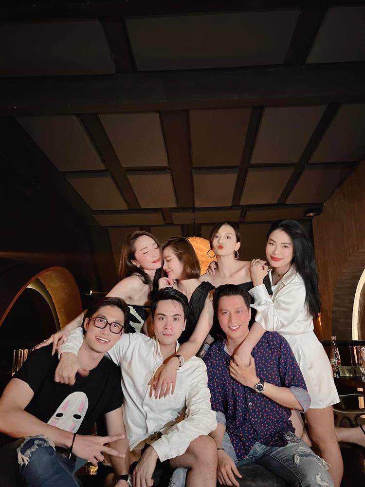 Đình Tú ôm Quỳnh Nga thân mật mặc kệ Việt Anh-4