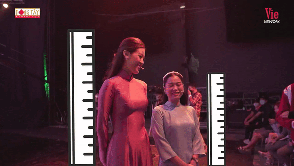 Lam Vy Da laughs when she compares her height with Miss Khanh Van-1