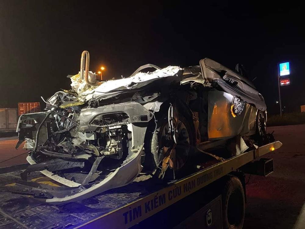 Chui vào gầm xe container, ôtô con bẹp rúm, 4 người thương vong-2