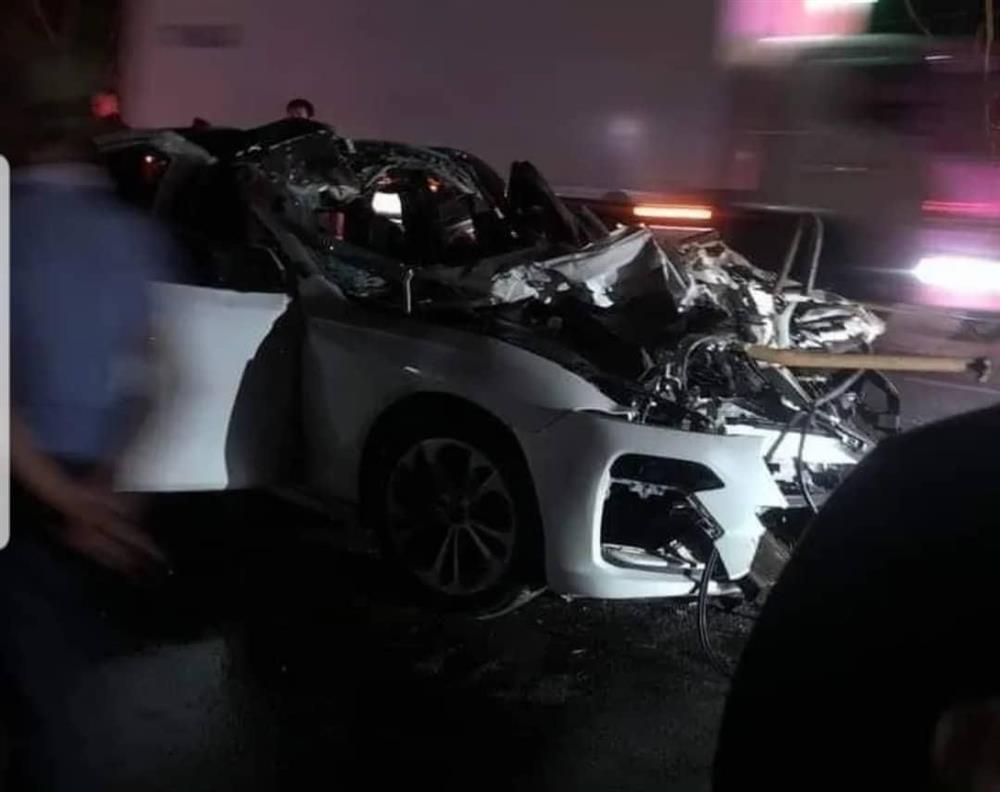 Chui vào gầm xe container, ôtô con bẹp rúm, 4 người thương vong-4