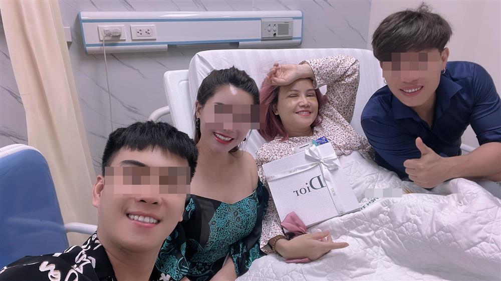 Ms. Xuyen Hoang Yen was hospitalized with a swollen face-2