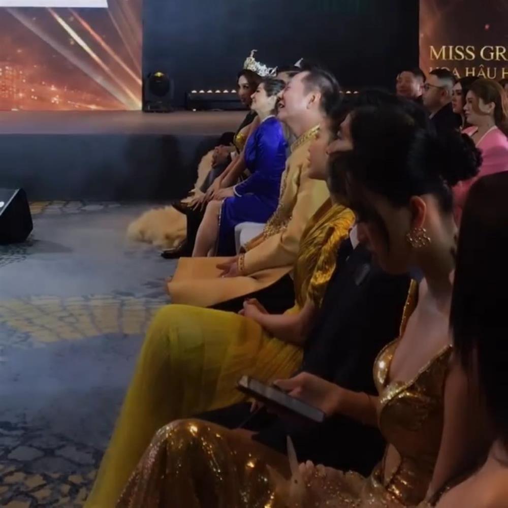 Miss Tieu Vy was criticized for constantly clicking the phone in the middle of the event-1