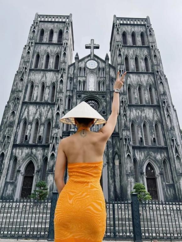 Phương Trinh Jolie tạo dáng phản cảm trước Nhà thờ Lớn-1