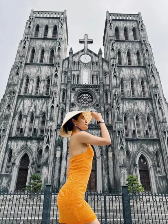 Phương Trinh Jolie tạo dáng phản cảm trước Nhà thờ Lớn-2