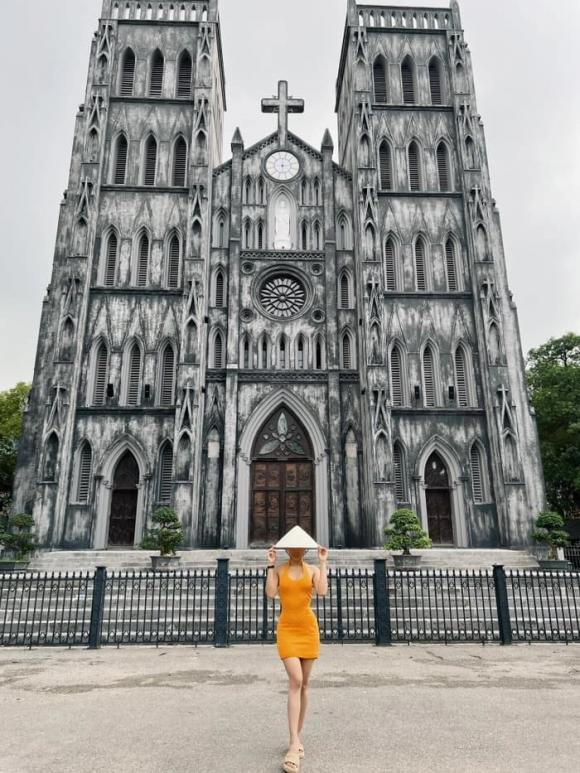 Phuong Trinh Jolie poses offensively in front of the Cathedral-3