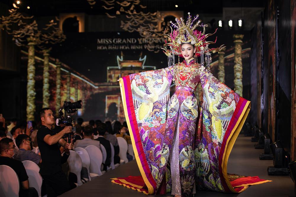 Diễn chung áo dài, Vũ Thu Phương bị chê thua xa hoa hậu Thái-1