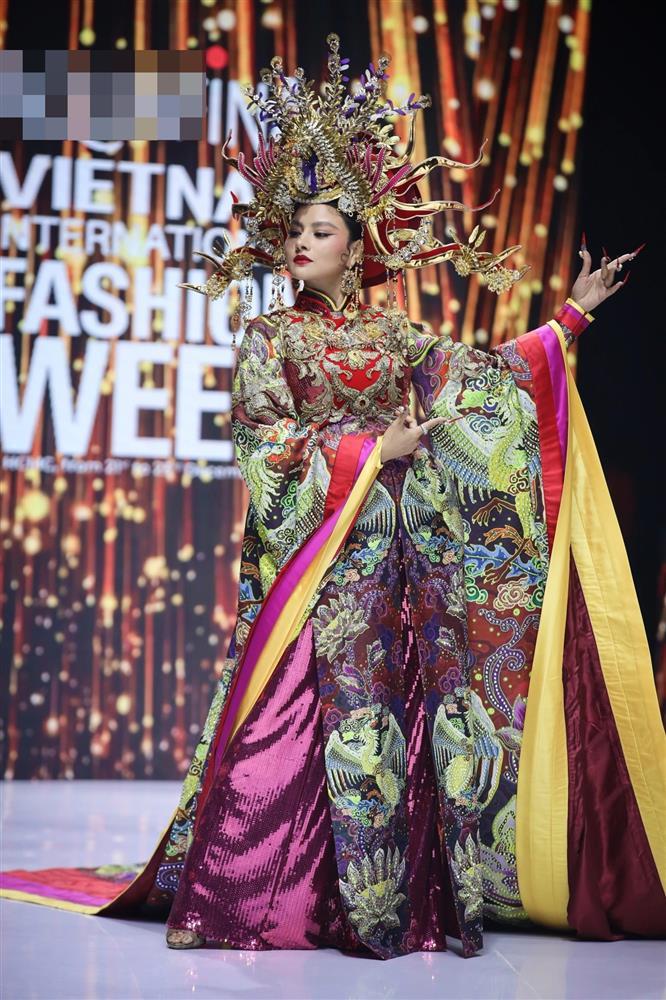 Diễn chung áo dài, Vũ Thu Phương bị chê thua xa hoa hậu Thái-12