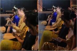 Hoa hậu Tiểu Vy bị chỉ trích vì liên tục bấm điện thoại giữa sự kiện