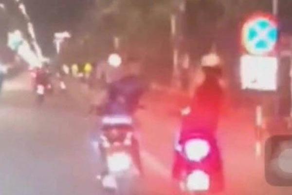 Tên biến thái vừa chạy xe vừa sàm sỡ ngực cô gái đi đường-1