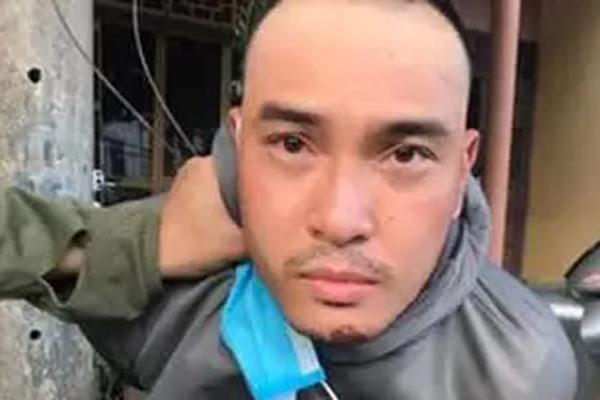 Tên biến thái vừa chạy xe vừa sàm sỡ ngực cô gái đi đường-3