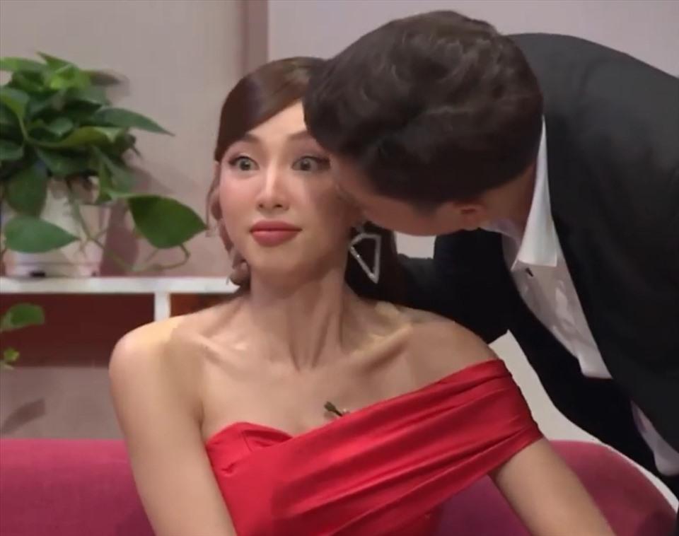 Before Thuy Tien, how many female colleagues did Truong Giang embrace?-2