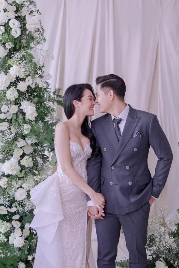 Nói về bộ ảnh cưới, cả hai lựa chọn thực hiện ở studio với style nhẹ nhàng.