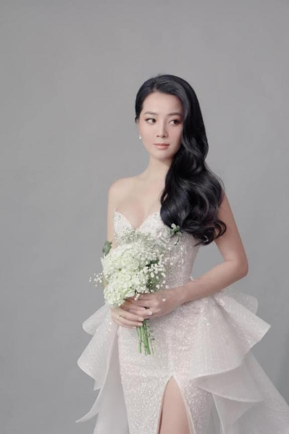 Để khoe vẻ đẹp trong veo, nữ diễn viên lựa chọn tông make-up cam nude sương sương.