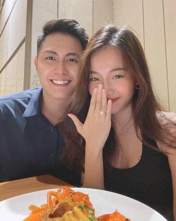 Sau màn khoe nhẫn cầu hôn cùng bạn trai bảnh bao, Karen Nguyễn chính thức tung bộ ảnh cưới đẹp xuất sắc.