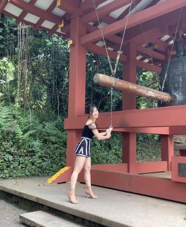 Sao Việt bị công kích vì hình ảnh phản cảm chốn tôn nghiêm-13