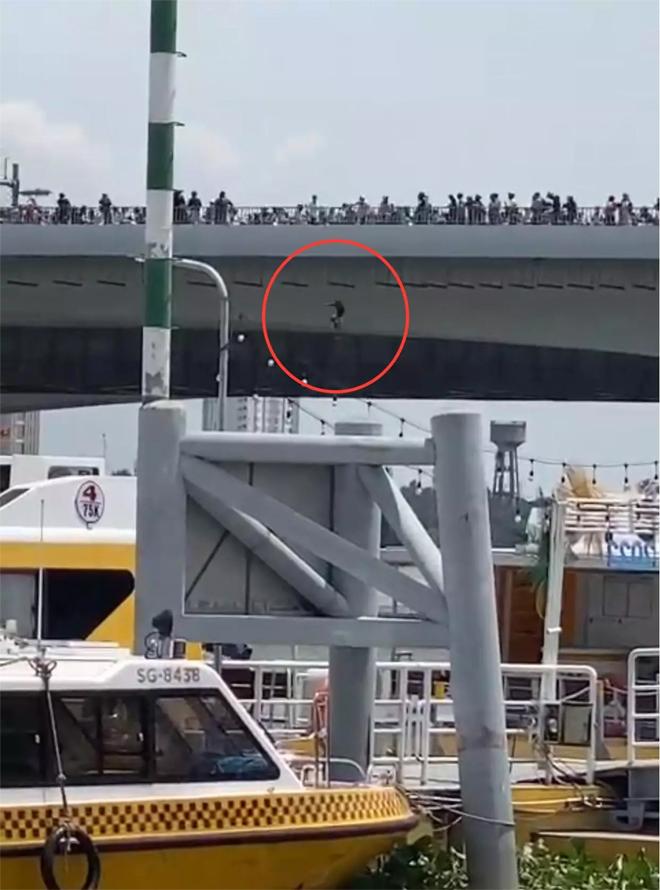 Young man holding a knife jumps off Saigon bridge missing-2