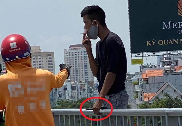 Young man holding a knife jumps off the missing Saigon bridge-1