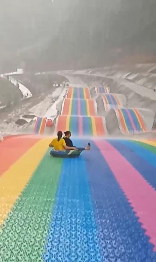 Nhóm bạn đi du lịch đúng ngày bão nhưng lại khiến dân tình ghen tỵ-2