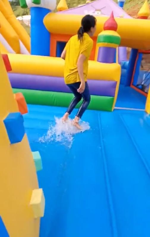 Nhóm bạn đi du lịch đúng ngày bão nhưng lại khiến dân tình ghen tỵ-3