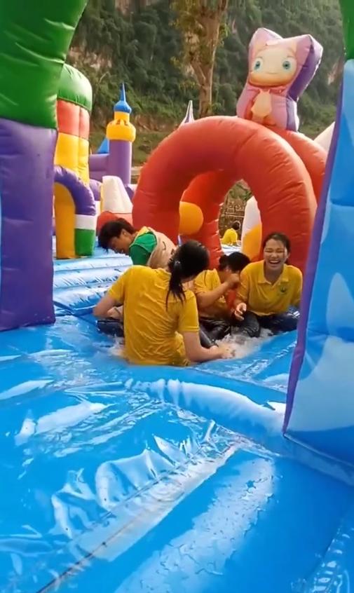 Nhóm bạn đi du lịch đúng ngày bão nhưng lại khiến dân tình ghen tỵ-5