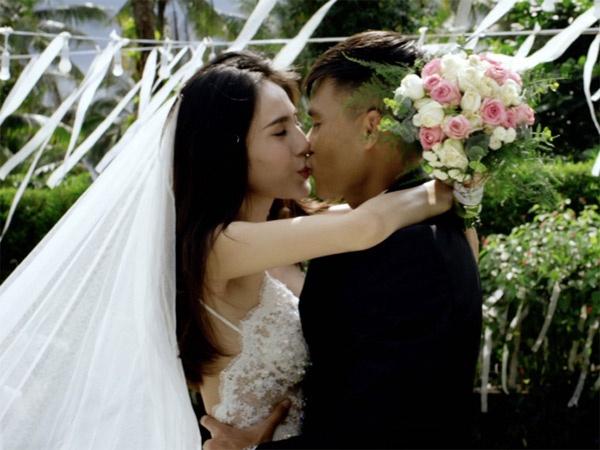 Trong MV Happy Wedding (Chỉ Cần Anh Thôi), ca sĩ Thủy Tiên và ông xã Công Vinh đã có những cảnh quay vô cùng ngọt ngào nơi lễ đường.