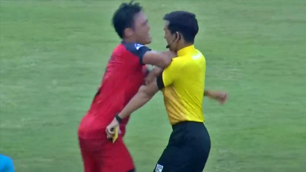Penalized with a red card, Binh Thuan's player rushed to hit the referee-1