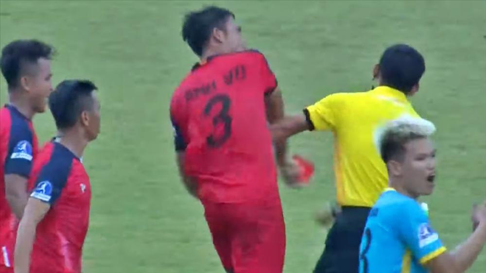 Penalized with a red card, Binh Thuan players stormed to hit the referee-2