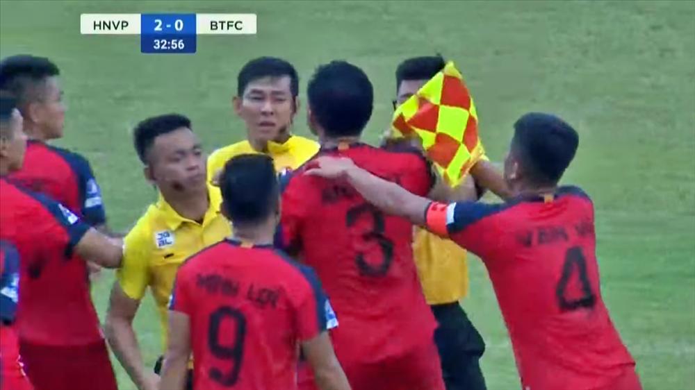 Penalized with a red card, Binh Thuan players stormed to hit the referee-3