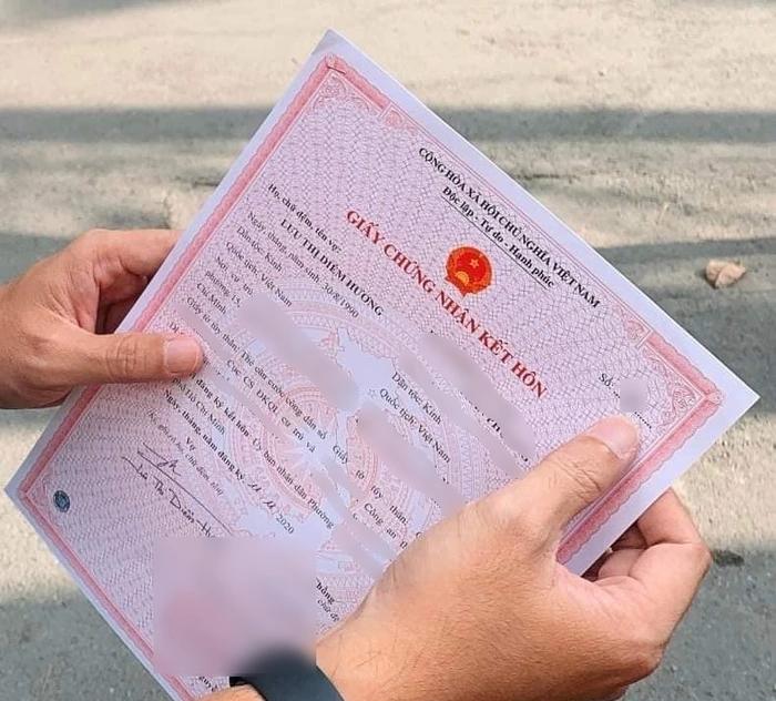 What did Diem Huong say about the question of revealing the 3rd marriage registration certificate?-1