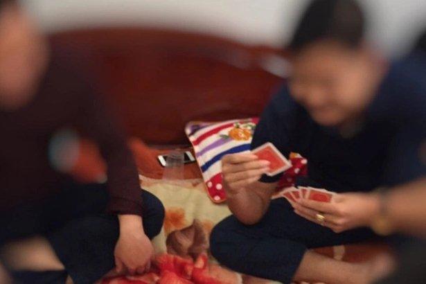 Bắt giữ 5 phụ nữ tuổi U70 ở Hà Nội chơi xóc đĩa online-2