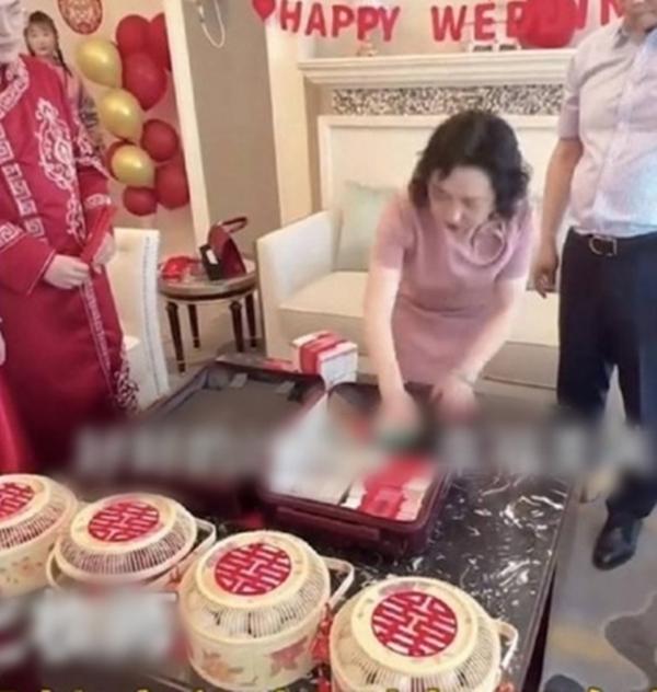 Nhận của hồi môn toàn nhà và xe, chú rể cười không khép miệng-1