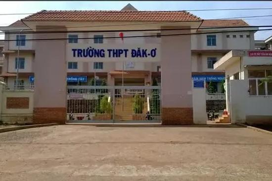 Một hiệu trưởng rơi từ tầng 3 xuống đất tử vong