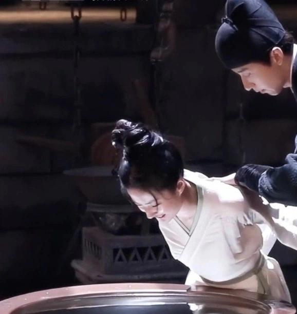 The scene of Liu Yifei being submerged in a bucket of water-1