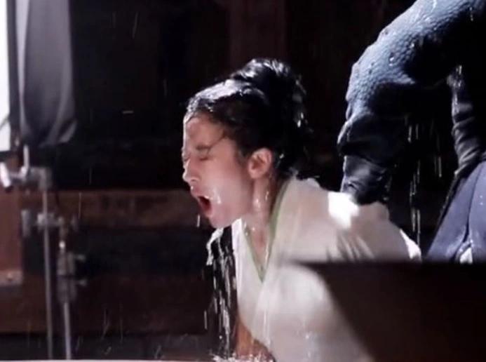The scene in the movie Liu Yifei was submerged in a bucket of water-2