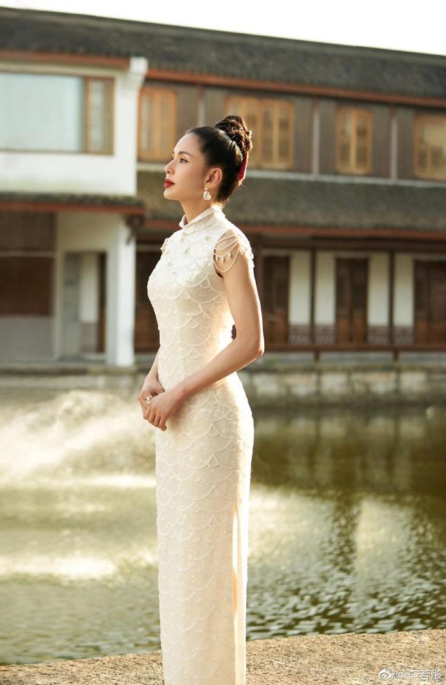 Lý Nhược Đồng sinh năm 1966, nổi tiếng với vai diễn "Tiểu Long Nữ" trong bộ phim Thần Điêu Đại Hiệp năm 1995.