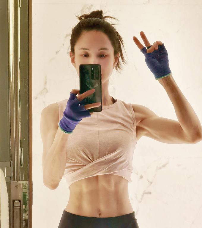 Bên cạnh gym, nữ diễn viên cũng tập yoga nhằm thư giãn cơ thể, tăng độ dẻo dai, linh hoạt cho cơ bắp. Năng vận động không chỉ giúp bảo vệ vóc dáng, sức khỏe mà cũng chính là chìa khóa giúp "Tiểu Long Nữ" đẩy lùi quá trình lão hóa ở độ tuổi ngũ tuần.