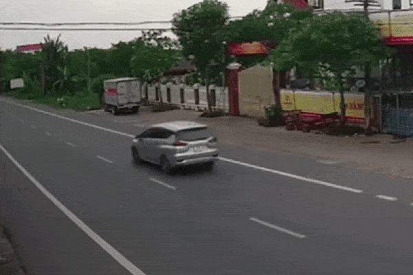 Clip: Xe máy chạy lấn làn, đâm thẳng vào đầu ô tô