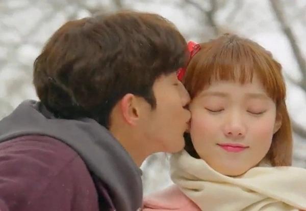 Những nụ hôn má bùng nổ phim Hàn: Đặc biệt nhất là Song Joong Ki và chàng trai này-1