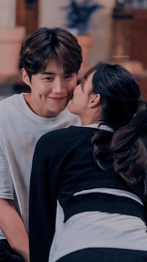 Những nụ hôn má bùng nổ phim Hàn: Đặc biệt nhất là Song Joong Ki và chàng trai này-2