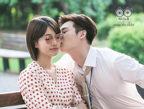 Những nụ hôn má bùng nổ phim Hàn: Đặc biệt nhất là Song Joong Ki và chàng trai này-3